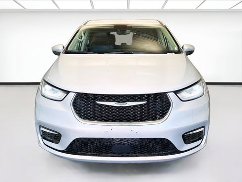 Used 2023 Chrysler Pacifica Touring-L FWD image 2