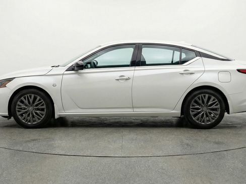 Used 2025 Nissan Altima 2.5 SV FWD image 5