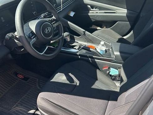 Used 2025 Hyundai Elantra SE image 8