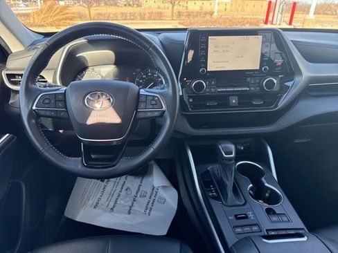 Used 2021 Toyota Highlander XLE image 11