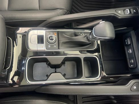 Certified 2025 Kia Telluride EX w/ EX Captain's Chair Package AWD/4WD image 24