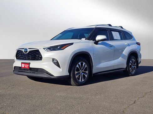 Certified 2024 Toyota Highlander XLE AWD/4WD image 9
