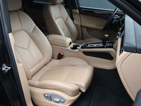 Used 2022 Porsche Macan image 11