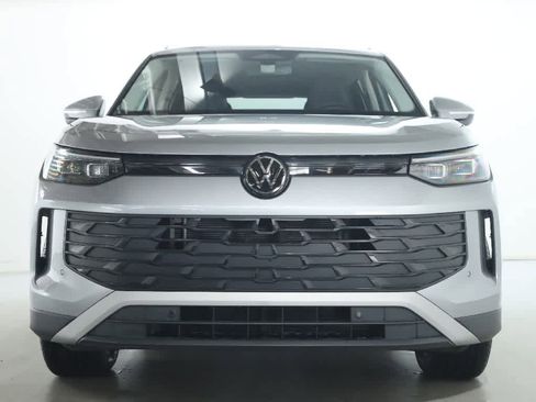 Certified 2025 Volkswagen Tiguan SE image 6