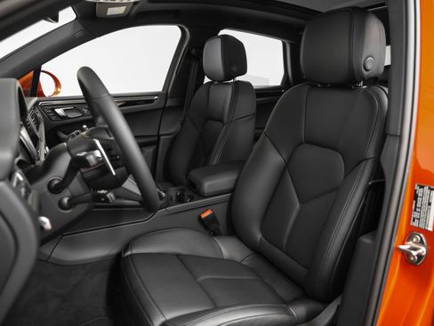 Certified 2025 Porsche Macan AWD/4WD image 36