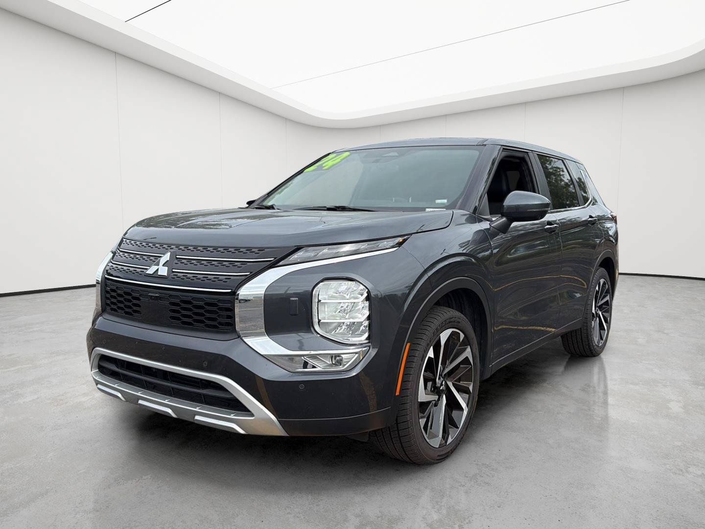 Used 2024 Mitsubishi Outlander SE AWD/4WD image 3