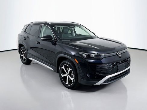 Used 2025 Volkswagen Tiguan SE w/ Panoramic Sunroof Package image 7