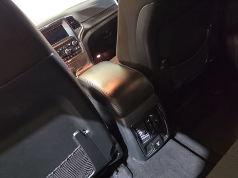 Used 2019 Jeep Grand Cherokee Laredo w/ Security & Convenience Group AWD/4WD image 21