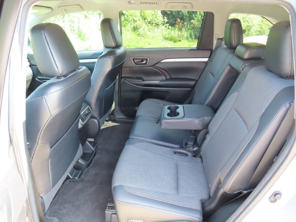 Used 2016 Toyota Highlander Plus AWD/4WD image 30