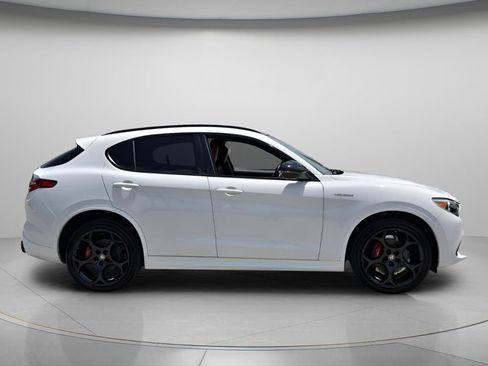Used 2022 Alfa Romeo Stelvio Veloce AWD/4WD image 5
