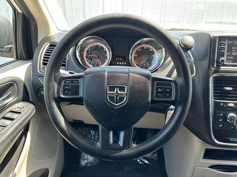 Used 2019 Dodge Grand Caravan SE w/ UConnect Hands-Free Group FWD image 18
