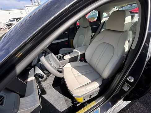 New 2025 Hyundai Sonata Limited image 16