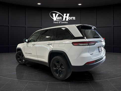 Used 2025 Jeep Grand Cherokee Limited w/ Black Appearance Package AWD/4WD image 5