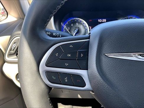 Used 2023 Chrysler Pacifica Touring-L FWD image 10