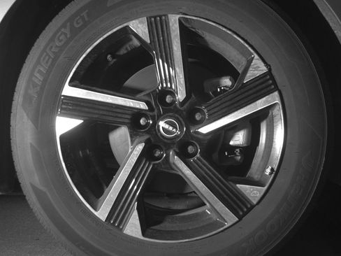 Used 2025 Nissan Sentra SV FWD image 13