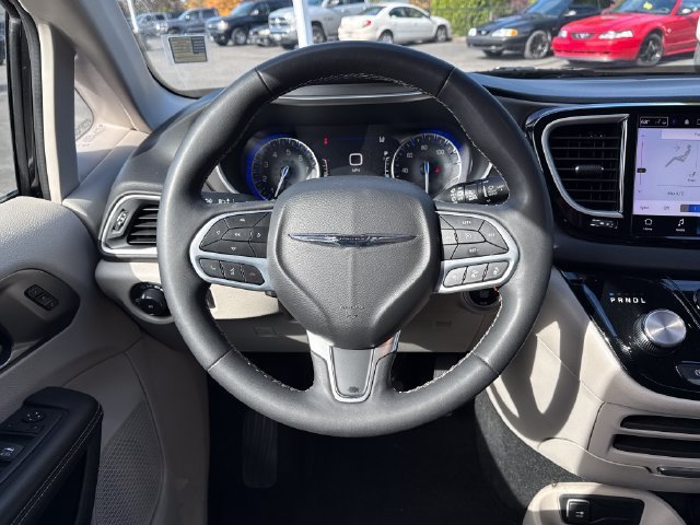 Used 2024 Chrysler Pacifica Touring-L FWD image 7