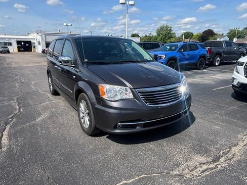 Used 2014 Chrysler Town & Country Touring-L FWD image 3