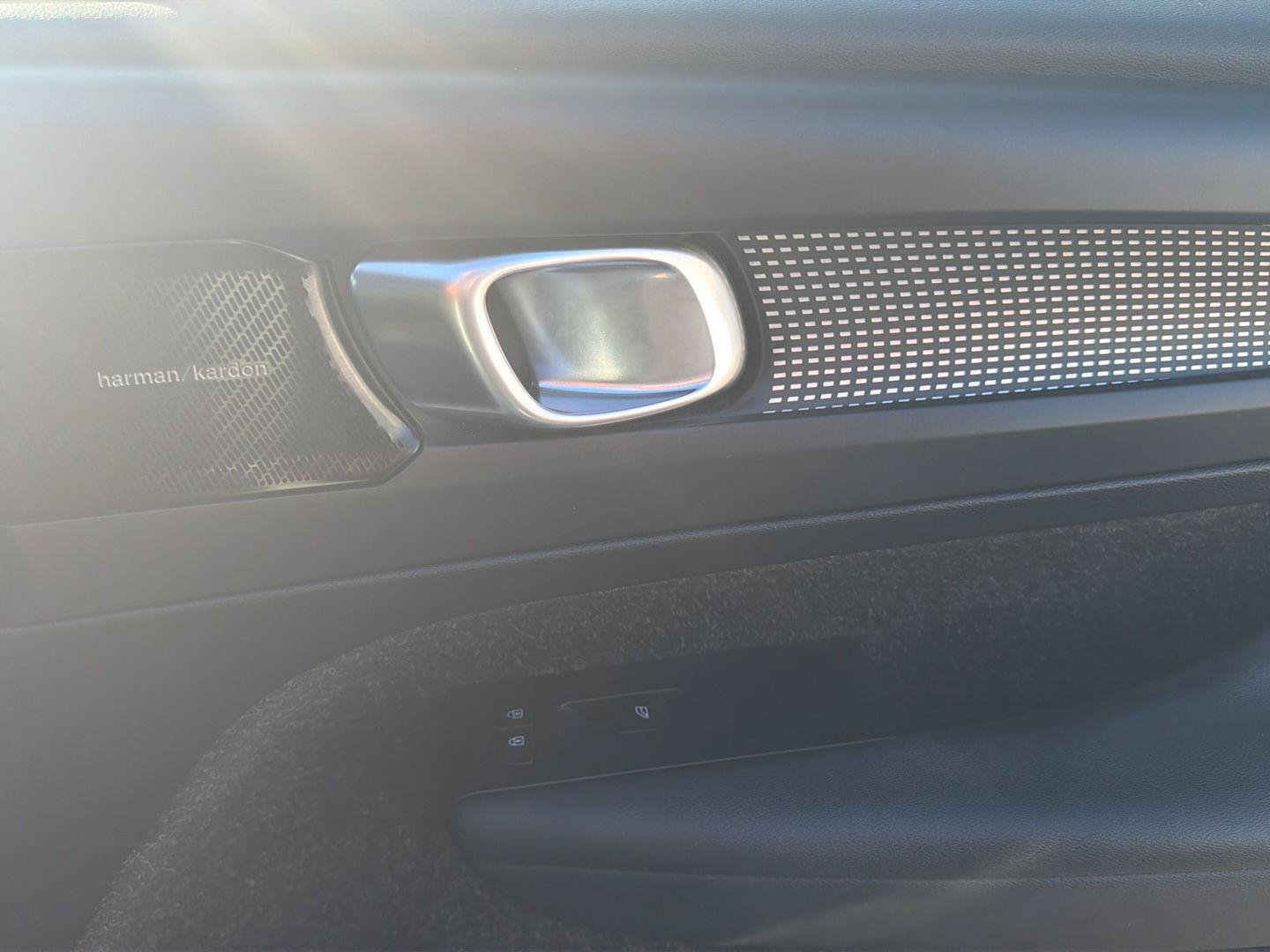 Used 2019 Volvo XC40 T4 R-Design FWD image 17