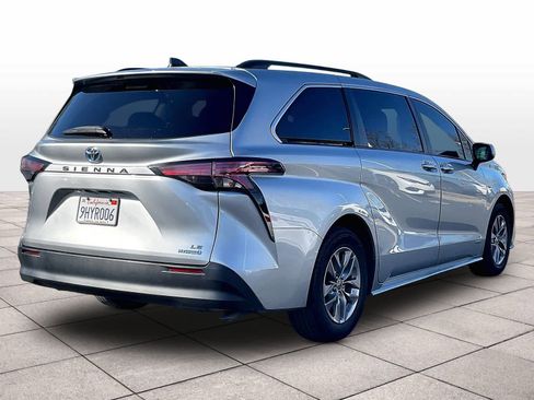 Used 2021 Toyota Sienna LE image 14