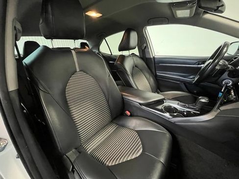 Used 2019 Toyota Camry SE FWD image 9