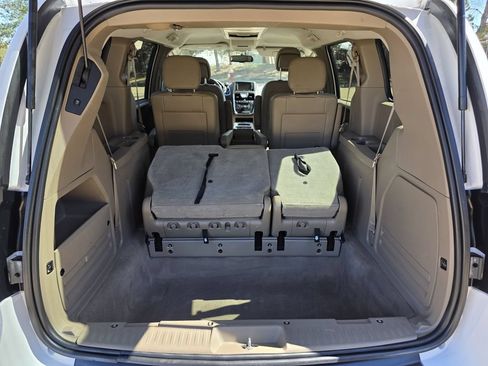 Used 2015 Chrysler Town & Country Touring FWD image 17