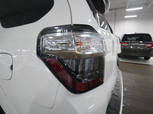 Used 2020 Toyota 4Runner SR5 AWD/4WD image 32