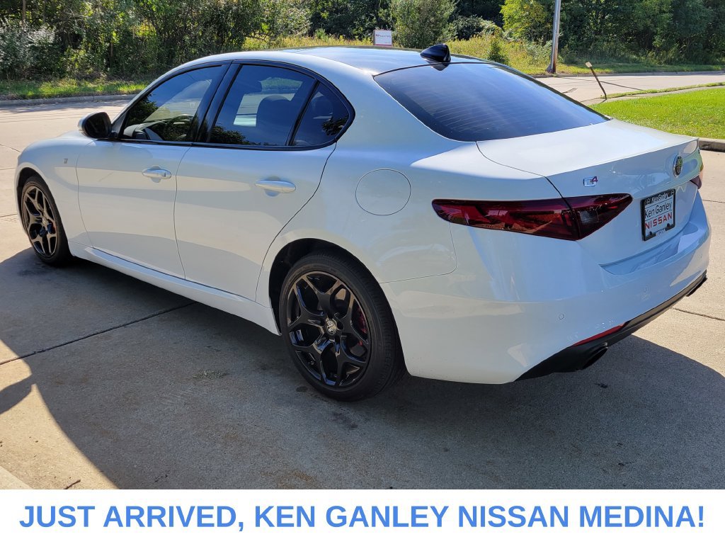 Used 2022 Alfa Romeo Giulia Ti AWD/4WD image 5