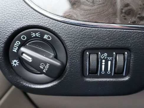 Used 2013 Chrysler Town & Country Touring image 28