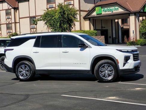 Used 2024 Chevrolet Traverse LT FWD image 4