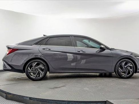 Used 2024 Hyundai Elantra SEL w/ Convenience Package image 9