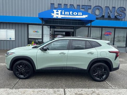 Used 2025 Chevrolet Trax ACTIV w/ Driver Confidence Package FWD image 2