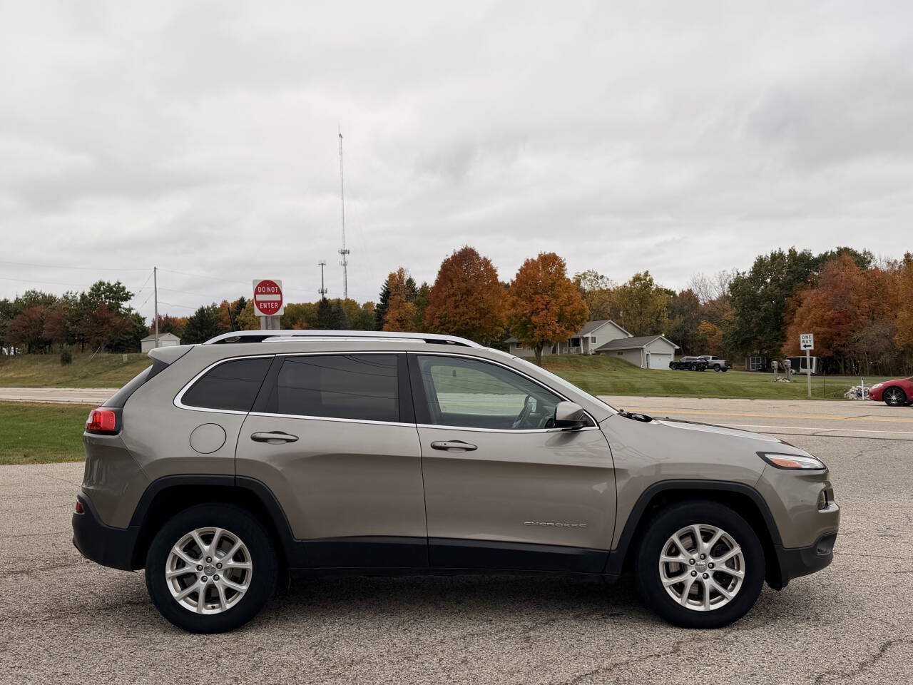 Used 2016 Jeep Cherokee Latitude w/ Comfort/Convenience Group AWD/4WD image 6