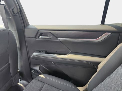 Used 2025 GMC Acadia Elevation image 32