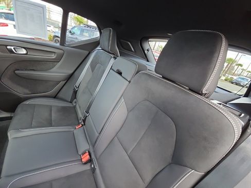 Certified 2024 Volvo XC40 B5 Plus image 6