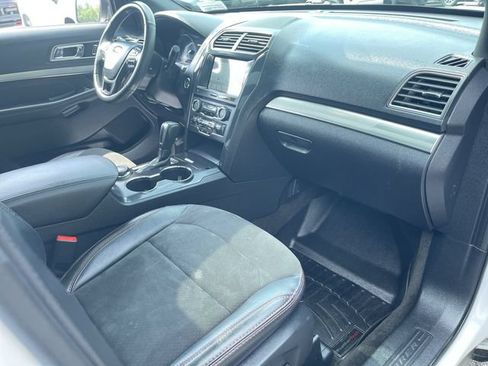 Used 2018 Ford Explorer XLT w/ Equipment Group 202A AWD/4WD image 29