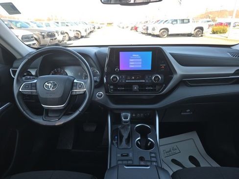 Used 2024 Toyota Highlander LE image 12