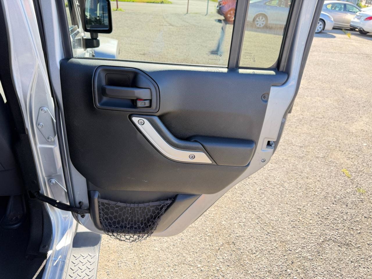 Used 2015 Jeep Wrangler Unlimited Sahara w/ Dual Top Group AWD/4WD image 40