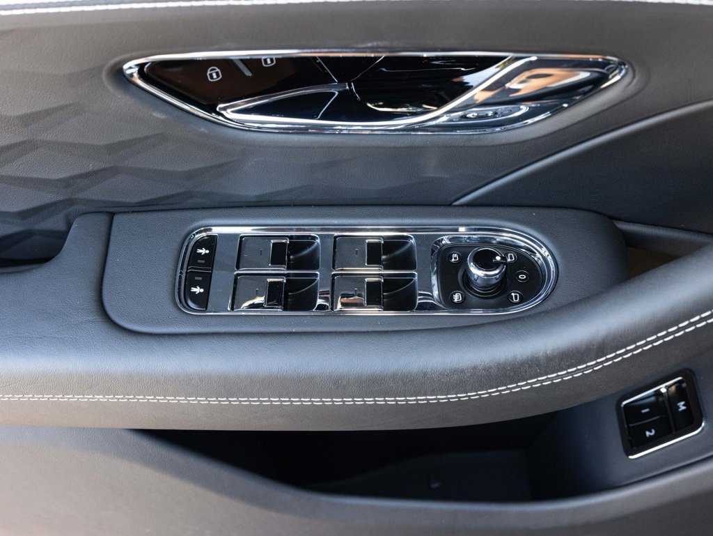 Used 2025 Bentley Flying Spur Plug-In Hybrid AWD/4WD image 23