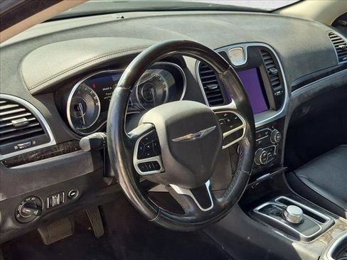 Used 2018 Chrysler 300 Limited RWD image 10