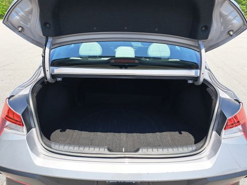 Used 2025 Hyundai Elantra Limited FWD image 12