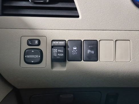 Used 2013 Toyota Sienna XLE image 16