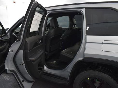 New 2025 Jeep Grand Cherokee Altitude w/ MOPAR Finishing Package AWD/4WD image 37