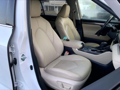 Used 2023 Toyota Highlander Limited FWD image 9