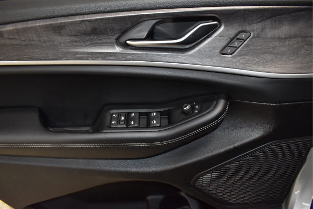 Used 2023 Jeep Grand Cherokee Limited w/ Black Appearance Package AWD/4WD image 21