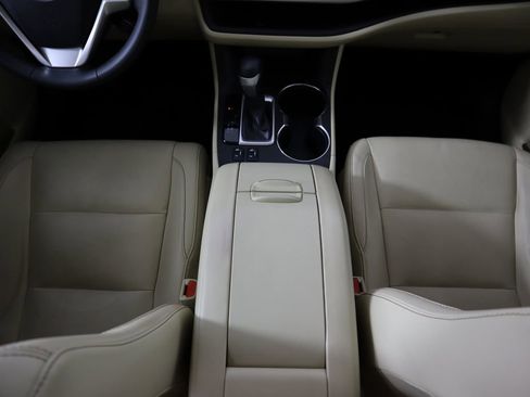 Used 2016 Toyota Highlander XLE image 16