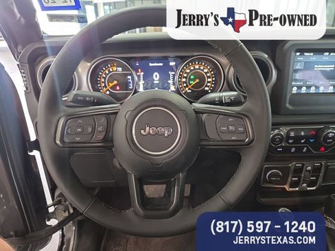 Used 2023 Jeep Gladiator Sport AWD/4WD image 14