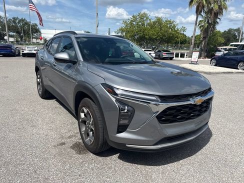 Used 2025 Chevrolet Trax LT FWD image 3