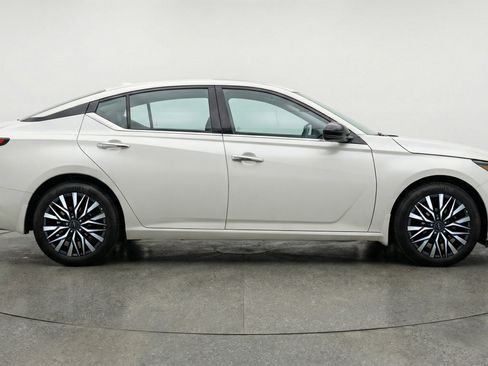 Used 2025 Nissan Altima 2.5 SV image 11