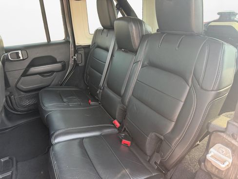 Used 2018 Jeep Wrangler Unlimited Sahara AWD/4WD image 15