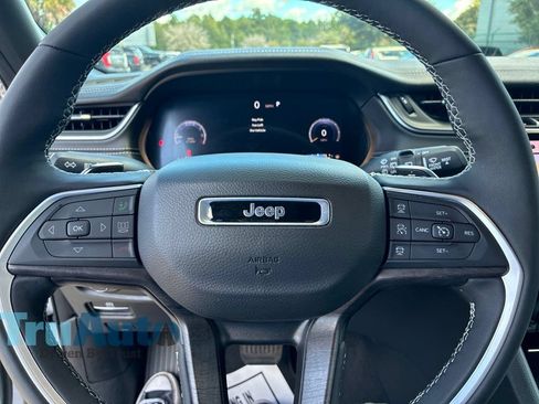 Used 2025 Jeep Grand Cherokee Limited AWD/4WD image 27